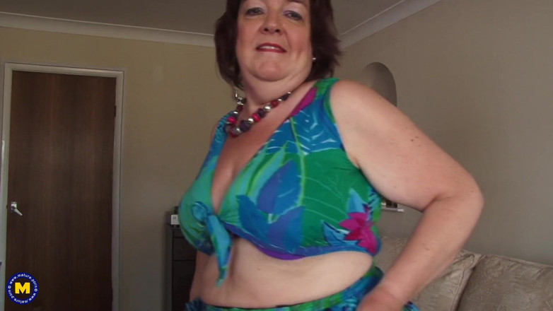 Mature Solo NL: Naughty GILF is rubbing and toying her snatch