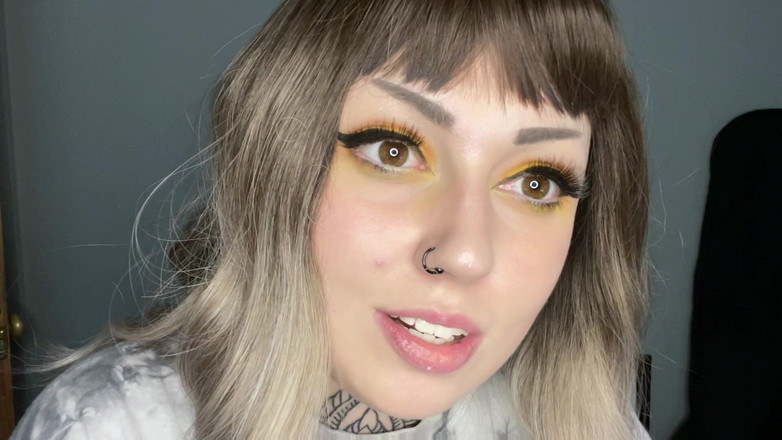 Miss Valentina: Punheta na cama ao lado da esposa