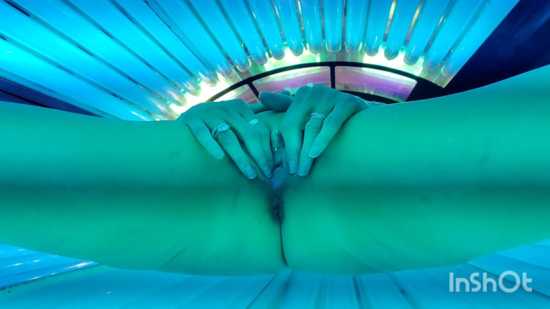 Trixie Dixie: Tanning bed fun