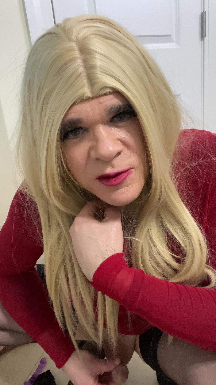 MadisonCD2025: Shemale amatoriale si alza e si mostra parlando sporco e...