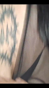 Viendo tiktoks porno con mi mejor amigo, me pongo cachonda y me follo a la perra por todas partes