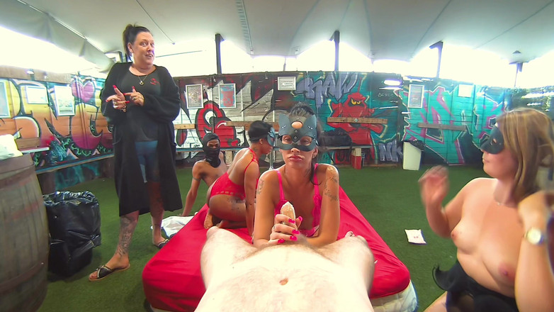 BangAfan: Gangbang songsang - tiga awek menghisap satu zakar