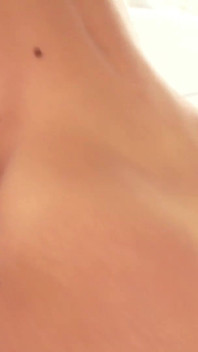 Denisa séduisante en lingerie sexy sur le canapé