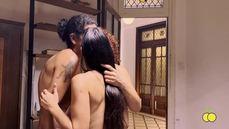 Limon producciones: 配管工が間違って来て、エアコンが来なければならなかった。継母と継娘とのスリーサム