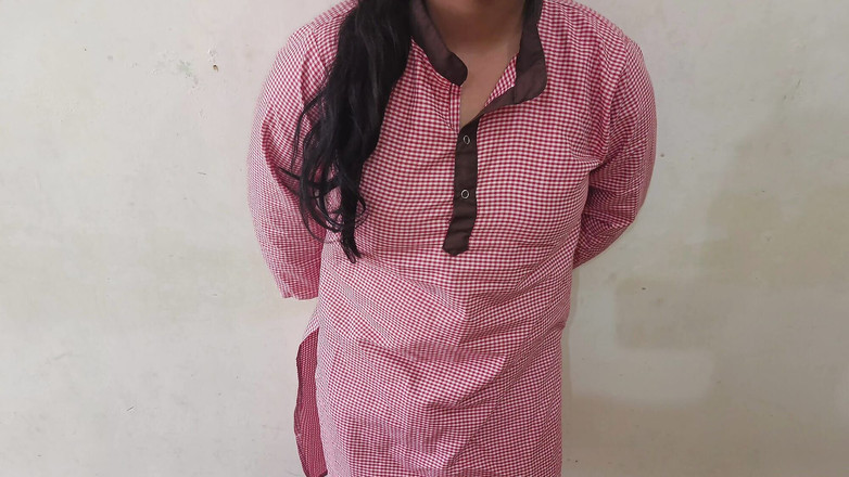 YOURAMRITA04: Sexy 18letá indická vysokoškolačka a učitel šukají zezadu s čistým hindským zvukem