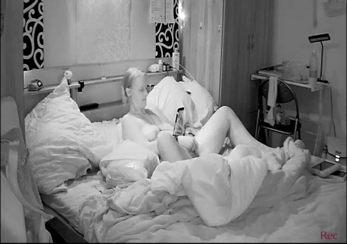 KittieNoOne: 継父が買い物をしながら私がマスターベーションしている2つの映像