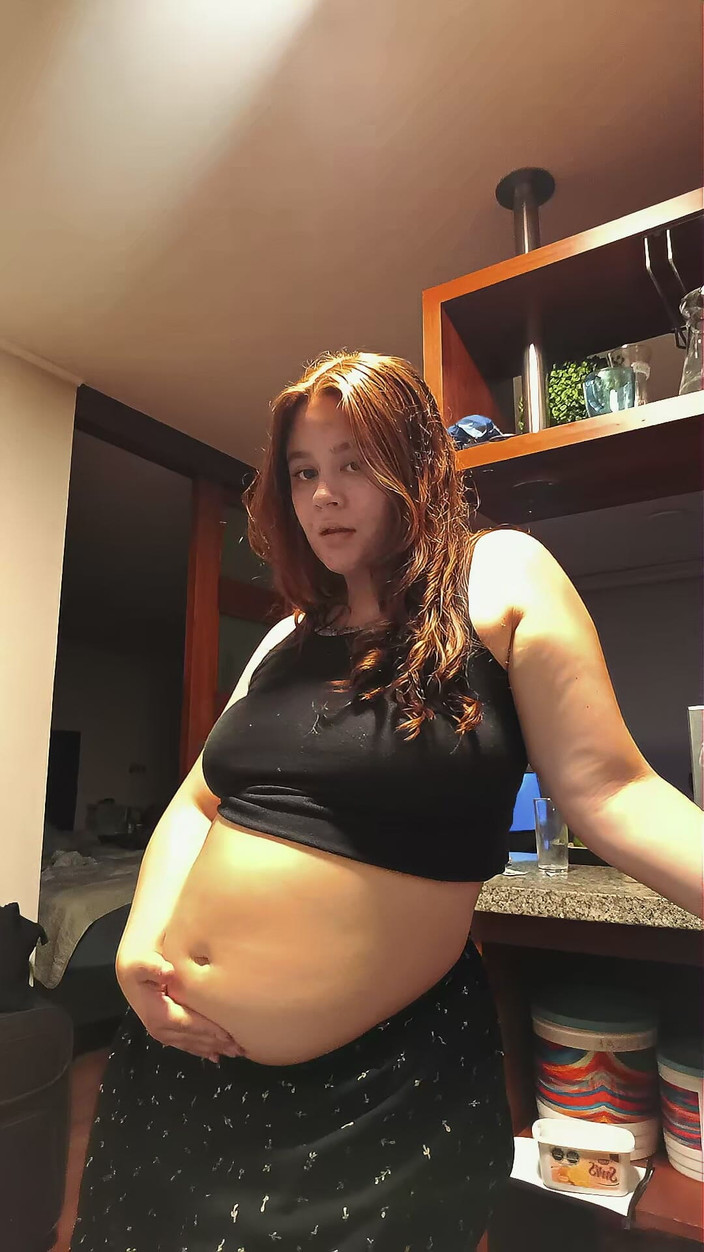 Nicole Passat: Nicole passat lagi asik pamer tubuh bahenolnya dan pamer tubuh...