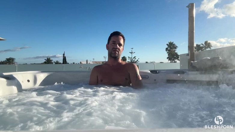 bleshporn: Pool Time show nahota