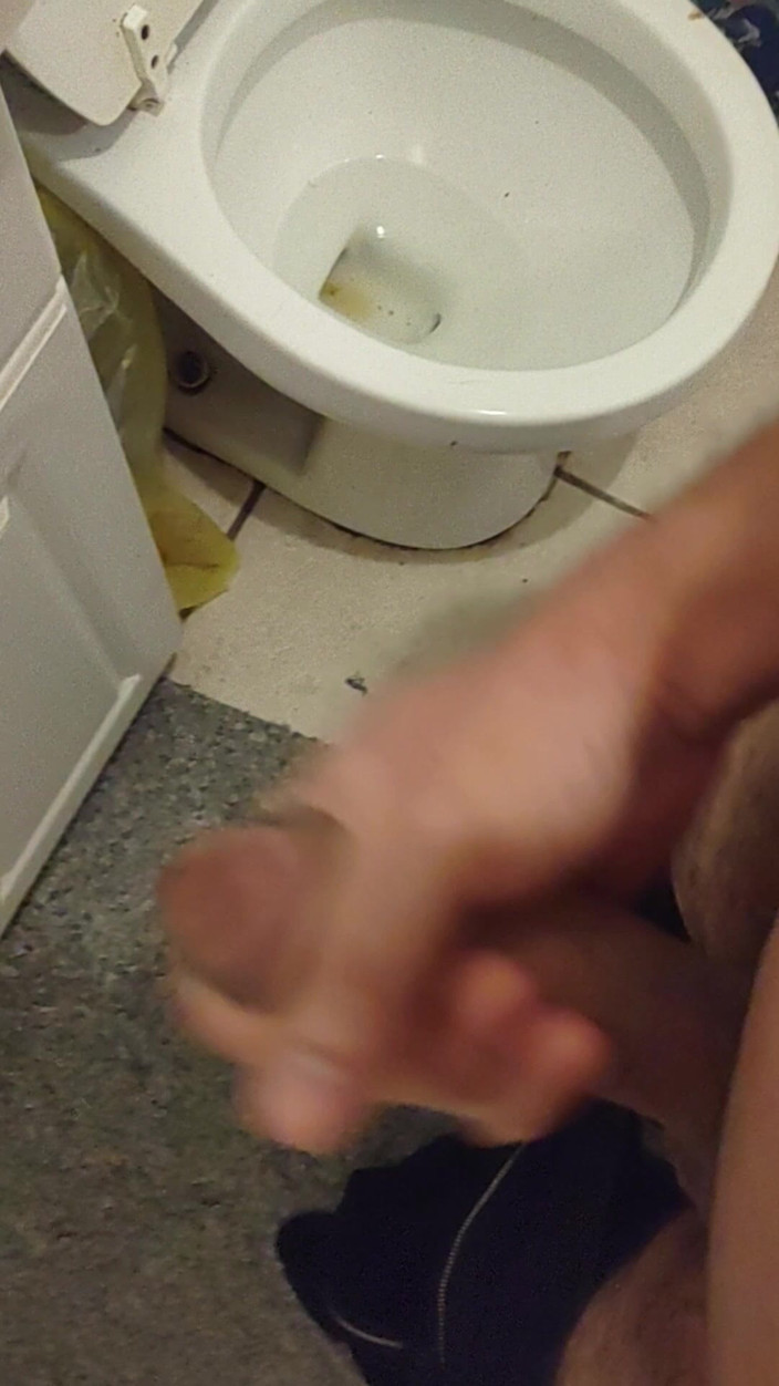 Brandon: 화장실에서 사정