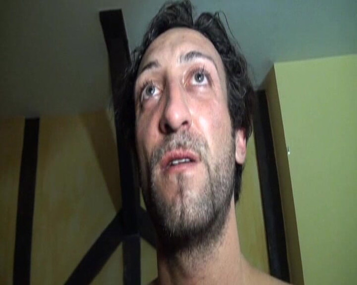 Videos Francaises: Une jolie poupée française baise trois mecs dans l’entrepôt