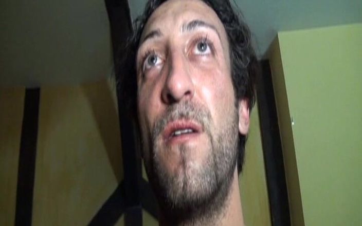 Videos Francaises: Çekici Fransız bebek depoda üç adamı sikikleri