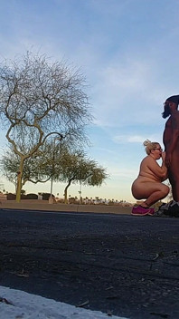 Fru gav en sensationell avsugning medan naken offentligt!