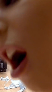 Stella Cox, bombasse sexy à gros nichons avec des queues de cochon, suce et baise en POV