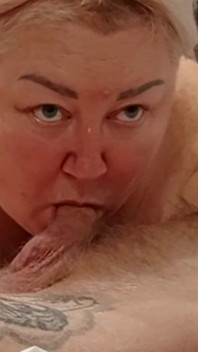 Namorada chupa meu pau com a boca até eu gozar na boca dela