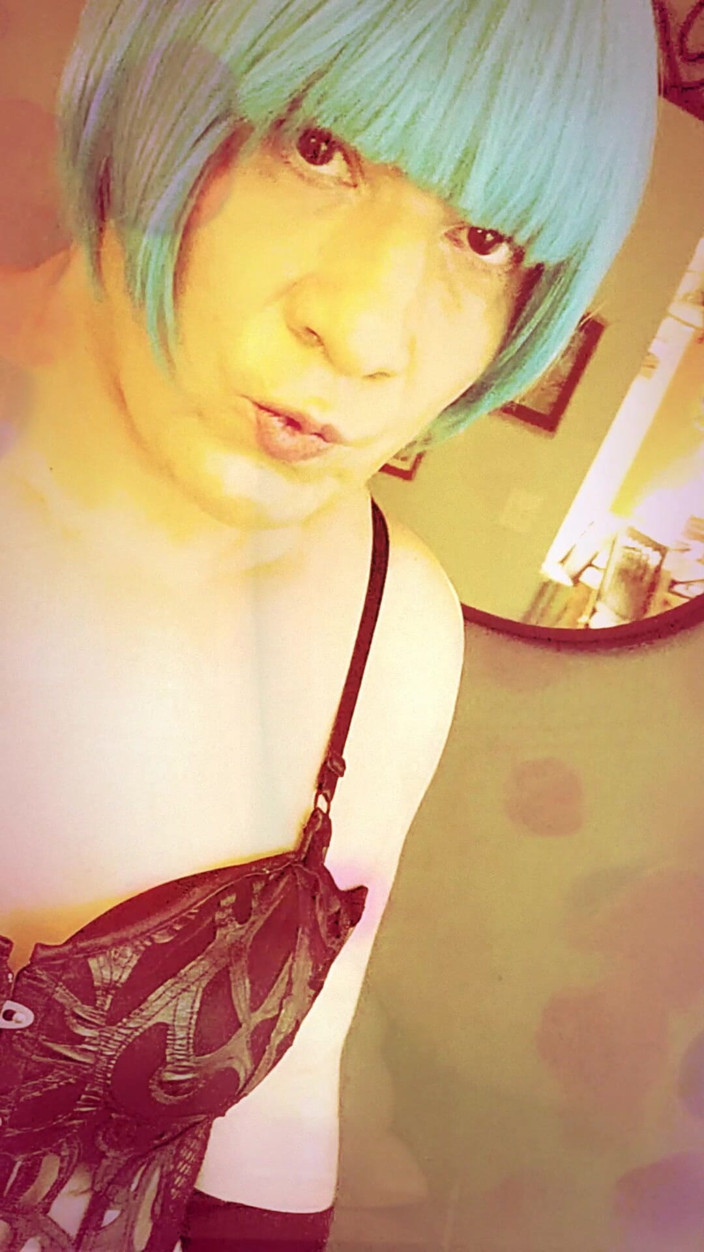 kandiKane: Sexig brasiliansk sissy shemale pumpar sitt tighta lilla rövrör pmv