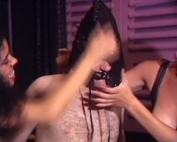 Deutsche Camgirls: Heiße deutsche schätzchen werden von einem maskierten mann geritten