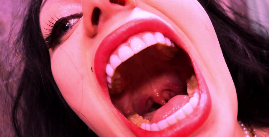 Goddess Misha Goldy: 彼女はあなたを見た...