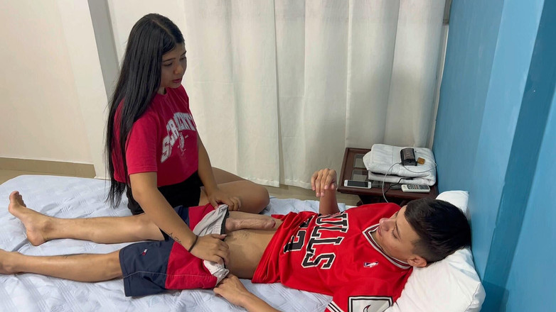 zacymaddy: 恥ずかしがり屋の義理の妹が下着姿で自慰行為をしているところを捕まえ、お尻に射精するまで激しくファックします。