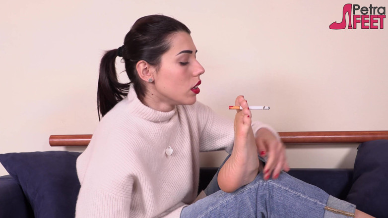 Smokin Fetish: 黑发佩特拉用她的脚抽烟