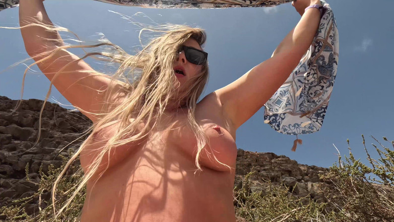 Emma Voyeur: Dziewczyna Dla Nudystów Bawi Się Cipką I Cyckami Na Publicznej...