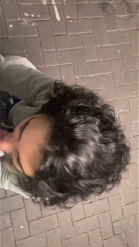 Getatoeëerde milf betrapt op pikzuigen buitenshuis