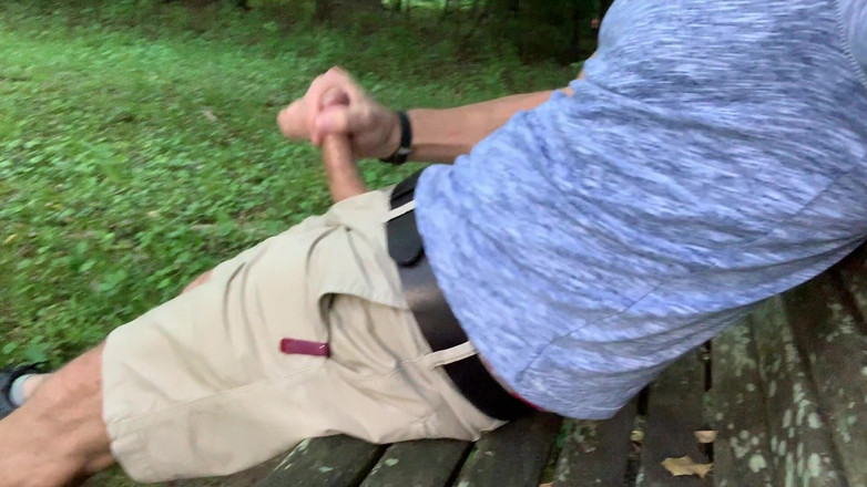 TJenner: Ich masturbiere und ich komme im Park auf meiner Lieblingsbank.