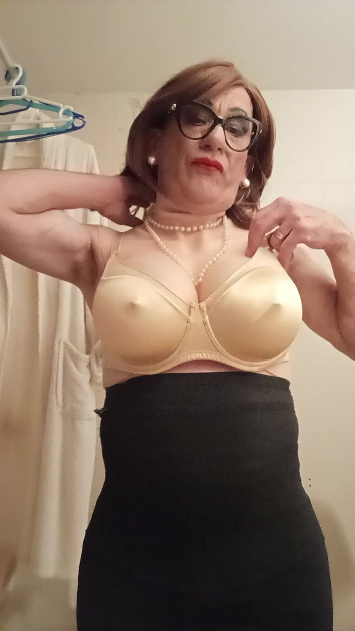 Yusti: Aankleden voor de spiegel