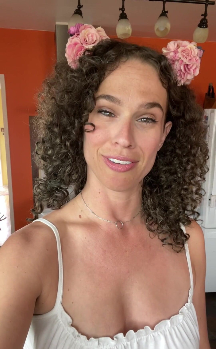 VibeWithMommy: 嘿美丽的人类！我被问及和一个年轻男人约会有什么感觉。它的操逼真棒，它也有一些垮台。