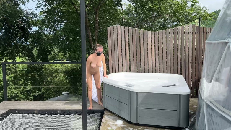 Batty Lux: Bionda prosperosa cammina nuda e si fa il bagno