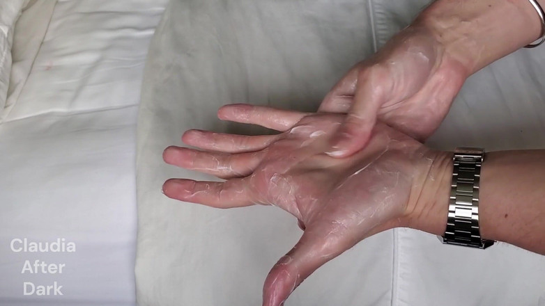 Claudia Kink: Handfetisj wrijven en lotion