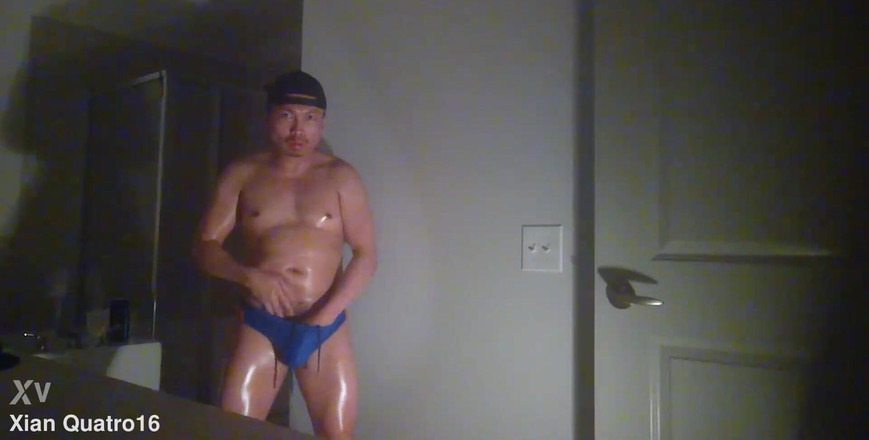 Bastian Kross: Bastian Kross w Speedos, naoliwiony i szarpiąc się!