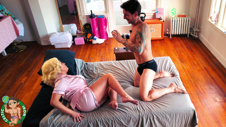 Celtic Iron: Marilyn Monroe สาวผมบลอนด์นมใหญ่ BTS - Vivianne Desilva
