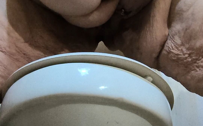 HerculesnVENUS: Đi tiểu khắp sàn nhà con điếm hư hỏng