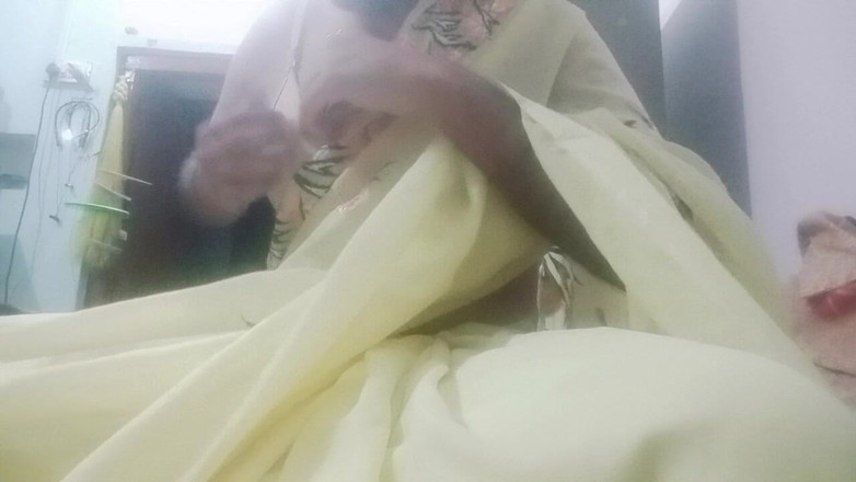 Gaurisissy: Індійський гей кроссдрессер gaurisissy відчуває збудження в жовтому сарі так само, як домогосподарка