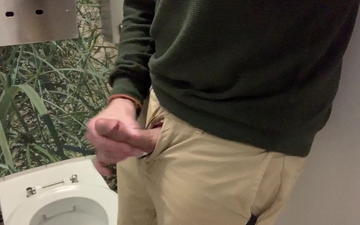 Tjenner: Airport Jerk-off. Rubbing One Out at the Airport Toilet!