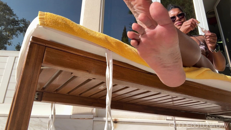 Goddess Luna Law: 泳池边的脚被忽视 第一人称视角