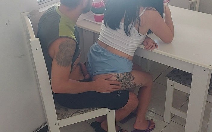 Kasallpimenta: 배다른 딸이 아침 식사를 위해 더 많은 것을 원했기 때문에 페퍼로니 소시지를 주었습니다.