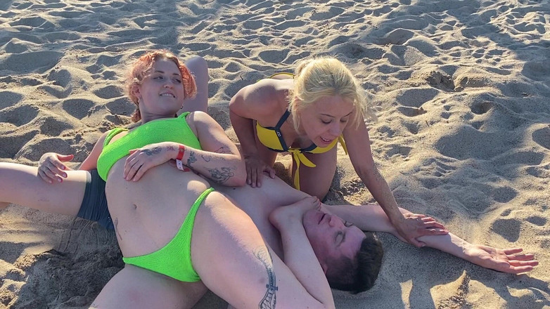 NM fetish wrestling videos by Princess Nikki: दो लेस्बियन हसीनाएँ समुद्र तट पर कुश्ती करती हैं और उसके बाद चुंबन शुरू करती हैं