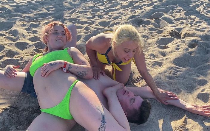 NM fetish wrestling videos by Princess Nikki: Deux bombasses lesbiennes se battent sur la plage et après ça...