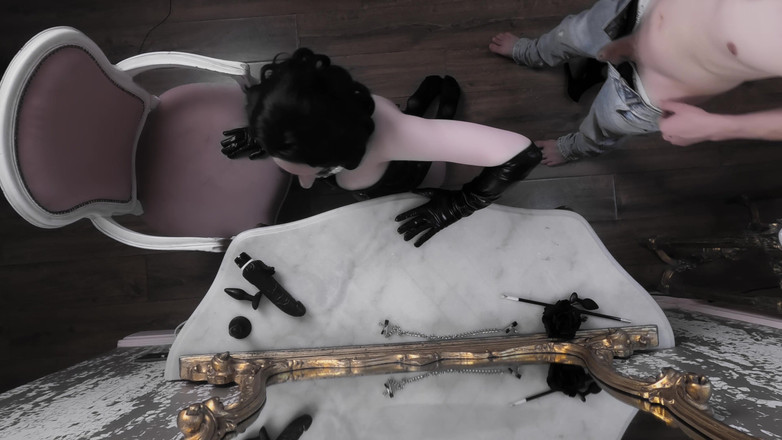 Em Yang: Lady Dimitrescu mendominasi perkara lelaki bodohnya