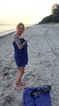 POV. Du tittar på som en bystig modell, av din närvaro, remsor nakna på stranden, badar och spelar i sanden.
