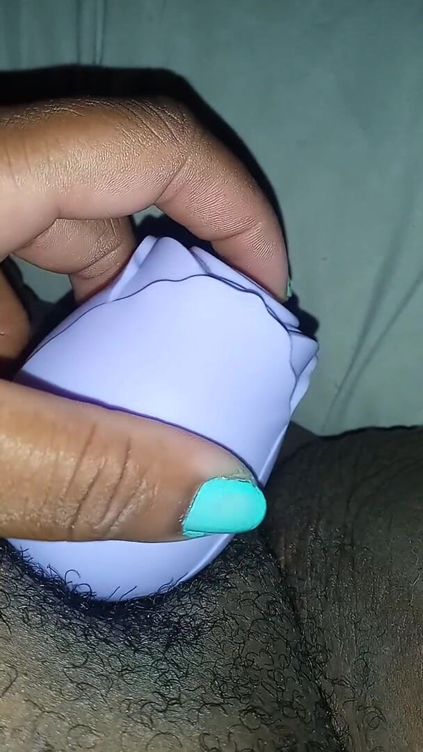 Juicy body goddess: Vibrating my juicy clit