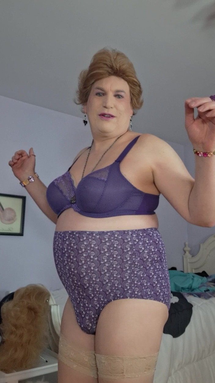 Victoria Lecherri: Suave y regordeta abuela confort Vicki