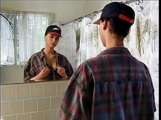 Teen Seduction: Sexy brunetka v chlapecových šatech se hladí.