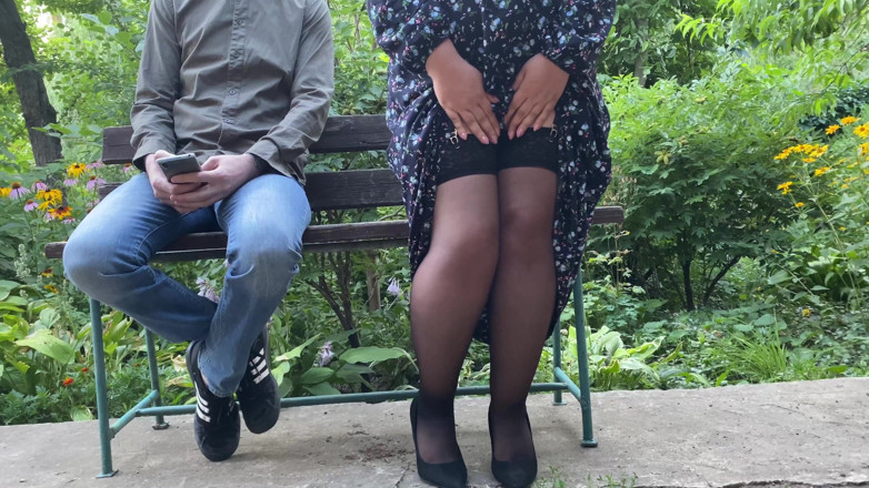 OurFetishLife: Wunderschöner arsch MILF zeigt goldene duschshow im freien