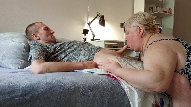 Zona901: Schoonmoeder zuigt voorzichtig aan een lul totdat ik klaarkom