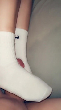 Footjob v Dlouhých ponožkách a stříkání na ponožky