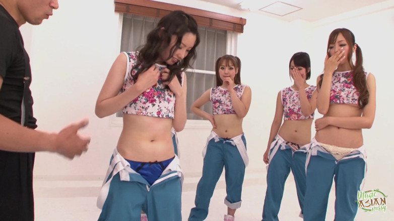 Magic Asian Pussy: 起初我们跳了性感的舞蹈，但后来所有这些人都在一起了。