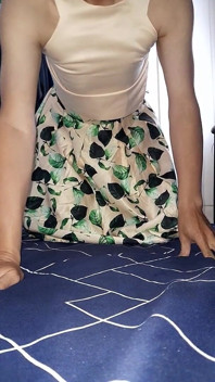 wytrysk na satynowym zestawie tank top i spódnicy