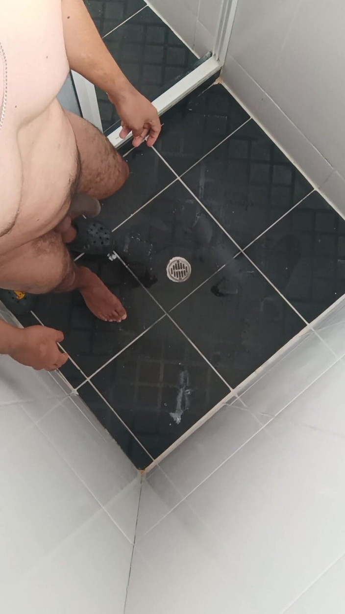 Tommhot: Pieds, bite non circoncise et grosses couilles sous la douche